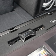 ラゲッジのさらに奥にはジャッキを収納できるスペースをワンオフ。フロア下にすべてのユニットや工具類を設置できる作り。