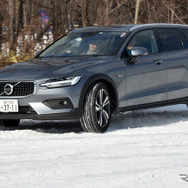 北海道の雪深いコースをボルボV60CCでテストドライブ