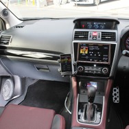 コクピットまわりはシンプル＆上質なデザイン。ピラーやドアなどスピーカー取り付け位置にもしっかりプロテクトを施す。