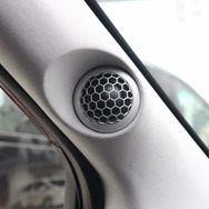 Ａピラーへトゥイーターをビルトイン取り付け。シンプルだがしっかりと存在感のあるデザインで見た目もスマート。