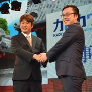 握手を交わす、川上氏と坪田氏
