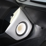 シルバーカーボンを使ったバッフル面を持つドアスピーカー。T3の振動板を透過する背面からのイルミ処理もこのクルマの特徴。