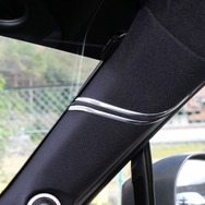 右のＡピラーにはモールを使ったデザイン処理を施す。運転席の前の前と言うこともありシックだがインパクトのある処理を施す。
