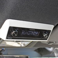オーバーヘッドにビルトインされるDEH-P01の操作／表示部。本体を分離したので取り付け位置の制約を受けない。