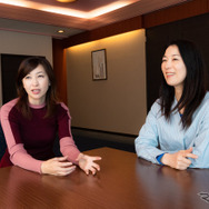 吉田由美氏（左）とまるも亜希子氏（右）