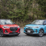 ダイハツ・ロッキー（左）とトヨタ・ライズ（右）