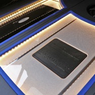 間接照明を使ったデザイン処理もラゲッジの見どころ。人工スエードを使ったパネル面の処理など上質な加工が施される。