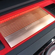 美しいカッパーアルマイト処理が施されたグラウンドゼロのパワーアンプ・GZPA Reference 4XS。ラゲッジのアイキャッチとなる。