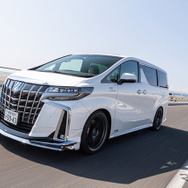 デモカーのアルファードは約2トンの車重、20インチアルミホイール+低扁平タイヤの組み合わせ。足回りには厳しい要素が多いが、上質な乗り心地が味わえた