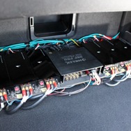 トランクルームの前方にラックを設けて設置されたビーウィズのリファレンスR-107S×４台とヘリックスのDSP-PRO MKII。