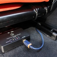 オーディオテクニカのAT-HRD1をUSB→光デジタルへの変換を行うDDCとして用いる。信号伝達を高精度にする狙い。