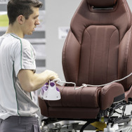 ベントレーのインテリアを生産するトリムショップ
