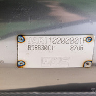 JARI 10200001Pの末尾の“1”が、認証ナンバー1番の証明。完成車メーカーのマフラー基準同等レベルの市街地加速走行騒音認証は、従来の審査と比較した場合より厳格な審査となる