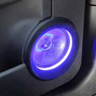 フロントスピーカーにはカロッツェリアのTS-V173Sをチョイス。カーボン振動板を照らし出すイルミが効果的。
