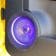 コストを掛けずに高音質を狙ったオーナーだがドアのアウターバッフル化は音質面でもデザイン面でも外せない要素だった。