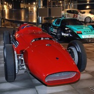 1957年マセラティ250F。2台目はMC12 GT1。