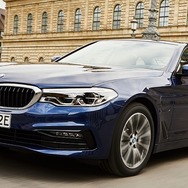 現行BMW 5シリーズ・セダンのPHV、530eセダン（参考画像）