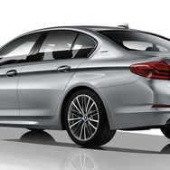 現行BMW 5シリーズ・セダンのPHV、530eセダン（参考画像）