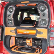 センタートンネをレイアウトしたのもこのカスタムの見せどころ。上部は左右に外向きスピーカをレイアウトする。