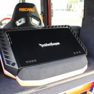 ロックフォードのパワーアンプ・T1500-1bdをテーブル上のパネルの上に設置。マウントデザインにも徹底してこだわった。