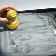 本体部分を押しながら施工すると溶剤がスポンジに浸透しながら油膜を落としていく