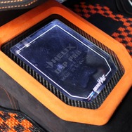 コクピットのフロア面を盛り上げてヘリックスDSP-PROの本体をビルトイン。コクピットの済む済みにまでカスタムが行き渡る。