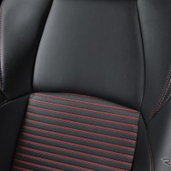 スポーティフロントシート（レザテック/レッドステッチ付）