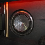 サブウーファーにはマイクロプレシジョンのZ-Studio　245をインストール。縦長のポートも印象的なデザイン。