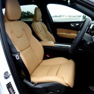 ボルボ XC60 B5 インスクリプション