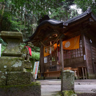 本殿で宝くじ当選のお願いを…しかし、祈願絵馬の数の多さを見ると、その倍率を勝ち抜くだけでもかなりのハードルの高さな気がした。