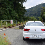 三江線跡。もう列車がここを走ることはない。駅はすでに雑草に埋もれつつあった。