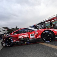 ”箱車”の国内最高峰の選手権「SUPER GT」の現場でも、レイズのホイールは多くのレーシングチームに採用されている（23号車：MOTUL AUTECH GT-R）