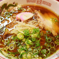 倉吉のご当地グルメ、牛骨ラーメンを食す。骨髄ダシの効いた濃いめの汁が実に良い風味だった。