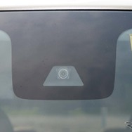 【日産ルークス 新型】プロパイロットで前方監視のために使う単眼カメラ
