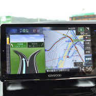 高速道路の進入口案内は早めのタイミングで告知してくれるので、料金所を通過してからもスムーズに運転出来る