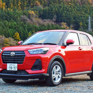 ダイハツ ロッキー「X」FWDのフロントビュー。
