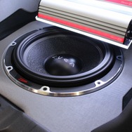 サブウーファーにはヴァイブオーディオのCVEN12SW-V4をインストール。パワフルな重低音を響かせるユニットだ。