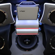 外向きスピーカーとして３ウェイ＋サブウーファーをインストールしたラゲッジ。ゲートオープン時の鳴りっぷりも最高だ。