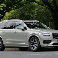 ボルボ XC90 B5 AWD MOMENTUM