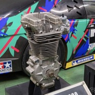 600ccの単気筒エンジンは、それまでSOHCであったオートレース界にDOHC4バルブという手法を用いてアプローチ、業界に衝撃を与えた