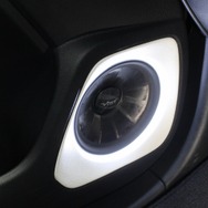 ドアのアウターバッフルにはヴァイブオーディオのBLACK DEATH 6C-V6の16.5cmミッドバスをインストール。イルミ処理も効果的。