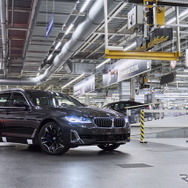 BMWのドイツ・ディンゴルフィンク工場で生産が開始された5シリーズ改良新型