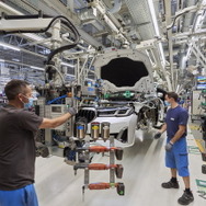 BMWのドイツ・ディンゴルフィンク工場で生産が開始された5シリーズ改良新型