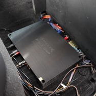 ラックを外すと下側にはヘリックスP-SIX DSP MKIIが現れる。限られたスペースを利用してユニットを凝縮インストールした。