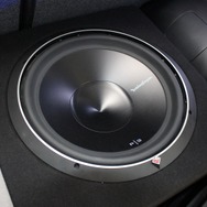 サブウーファーは兄から譲り受けたロックフォードのP3。低音の厚みとなりっぷりにこだわり15インチサイズを使用する。