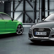 アウディ RS3スポーツバック（左）とRS3セダン