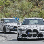 BMW M3セダン（手前）＆M4クーペ（奥）新型プロトタイプ（スクープ写真）