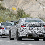 BMW M3セダン（奥）＆M4クーペ（手前）新型プロトタイプ（スクープ写真）