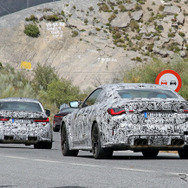 BMW M3セダン（奥）＆M4クーペ（手前）新型プロトタイプ（スクープ写真）
