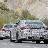 BMW M3セダン（奥）＆M4クーペ（手前）新型プロトタイプ（スクープ写真）